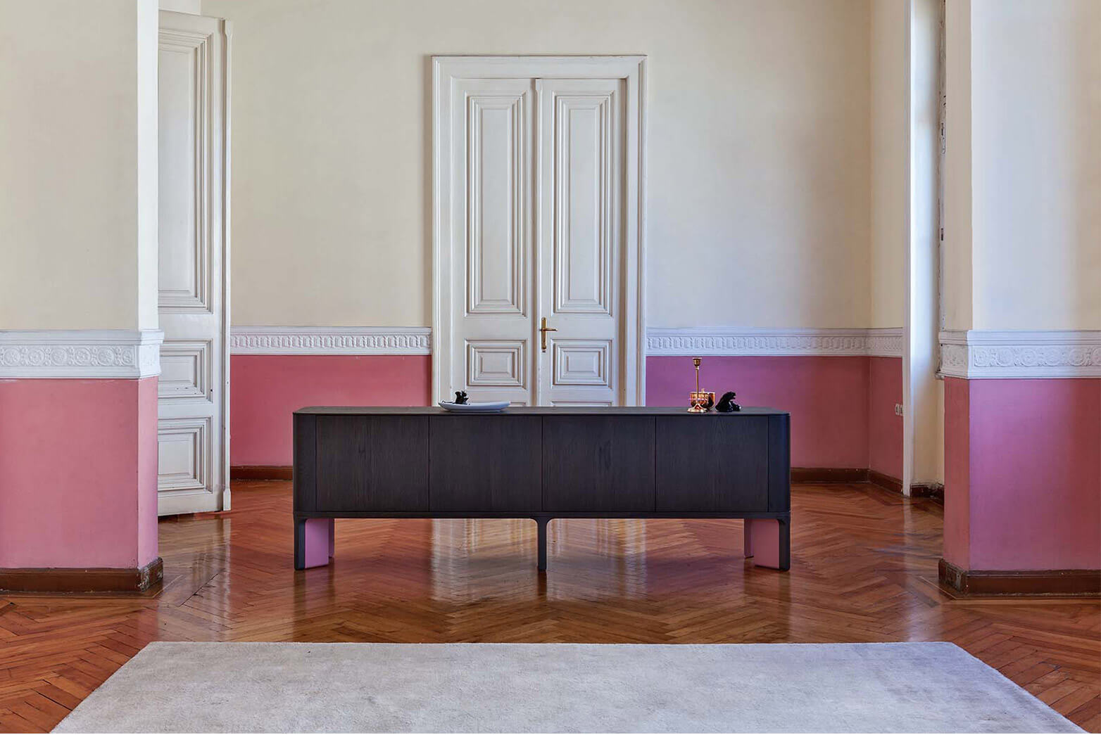 Acro-bat sideboard in oak and pink. al2