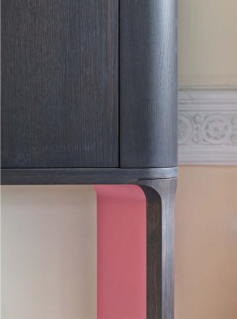 Detail of the leg in oak and pink lacquer. al2