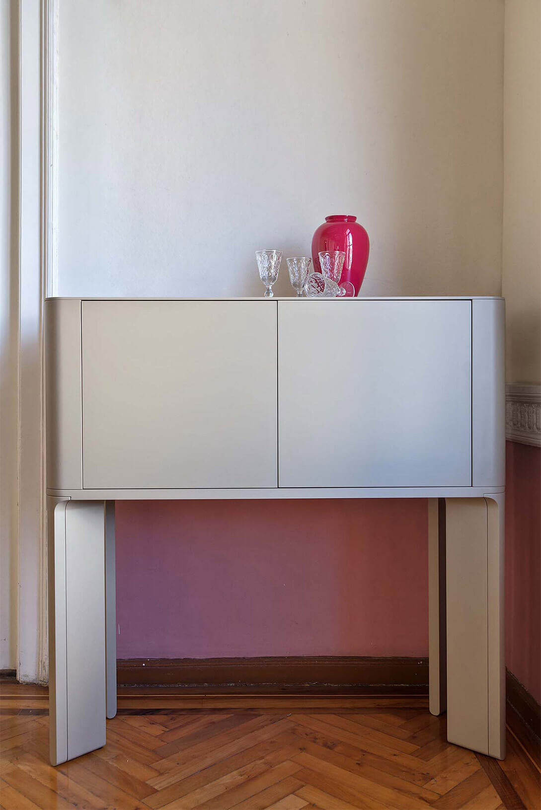 Acro-bat A 009 highboard in total lacquer. al2