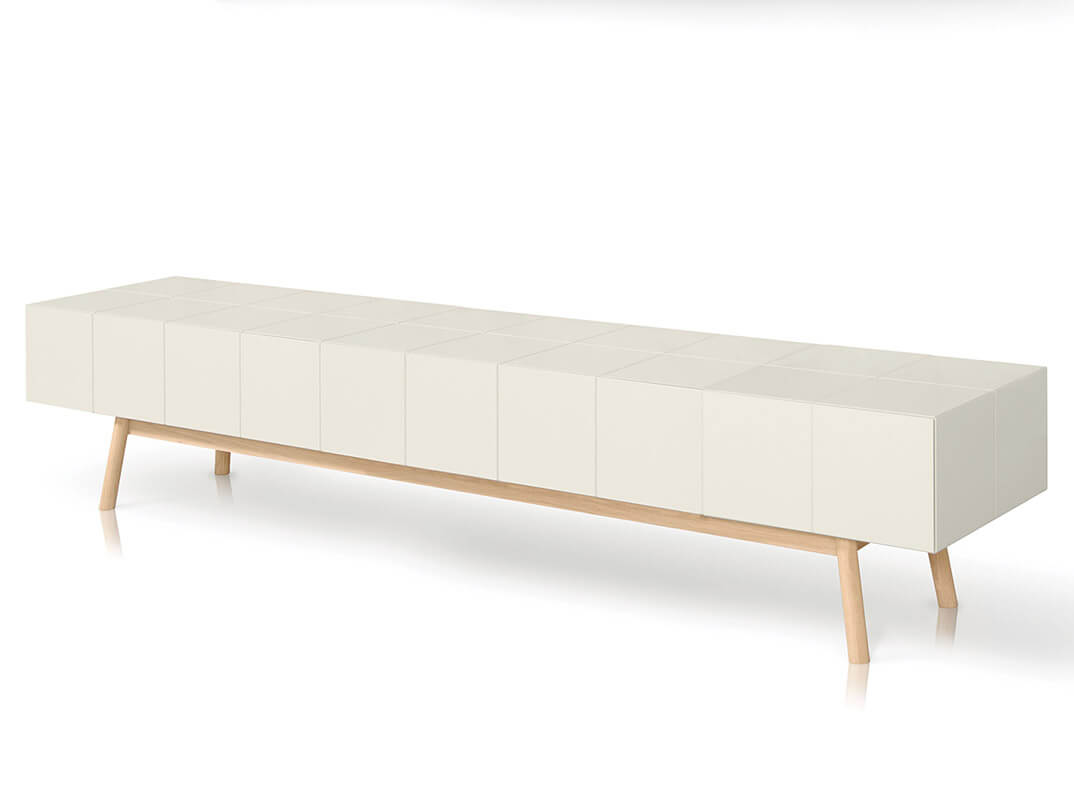Mos-i-ko B 005 in white lacquer and base in light oak