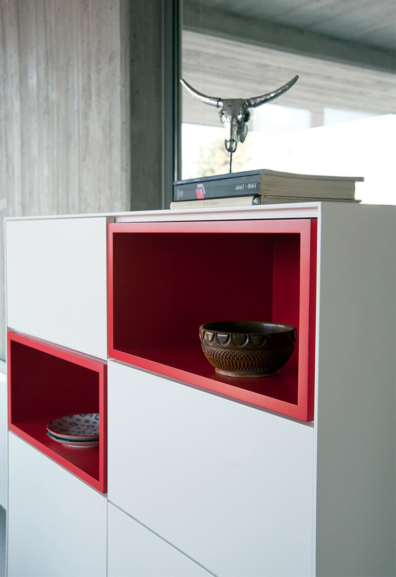 Vintme b 009 highboard in white and red lacquer. al2