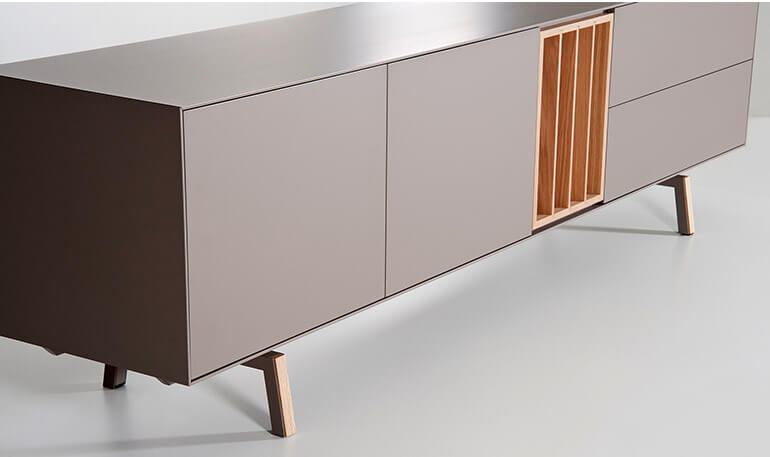 Detail of the sideboard in lacquer and oak wood. al2 art for living