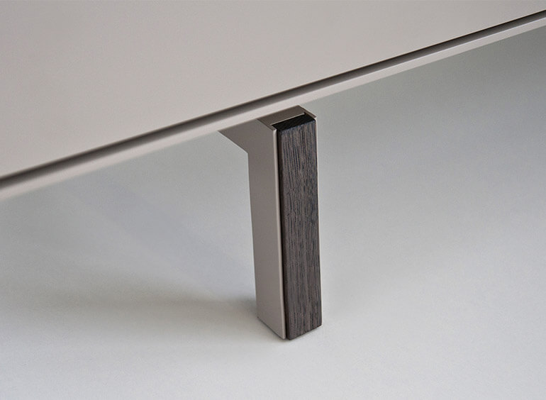 Detail of the leg in dark oak and metal. al2