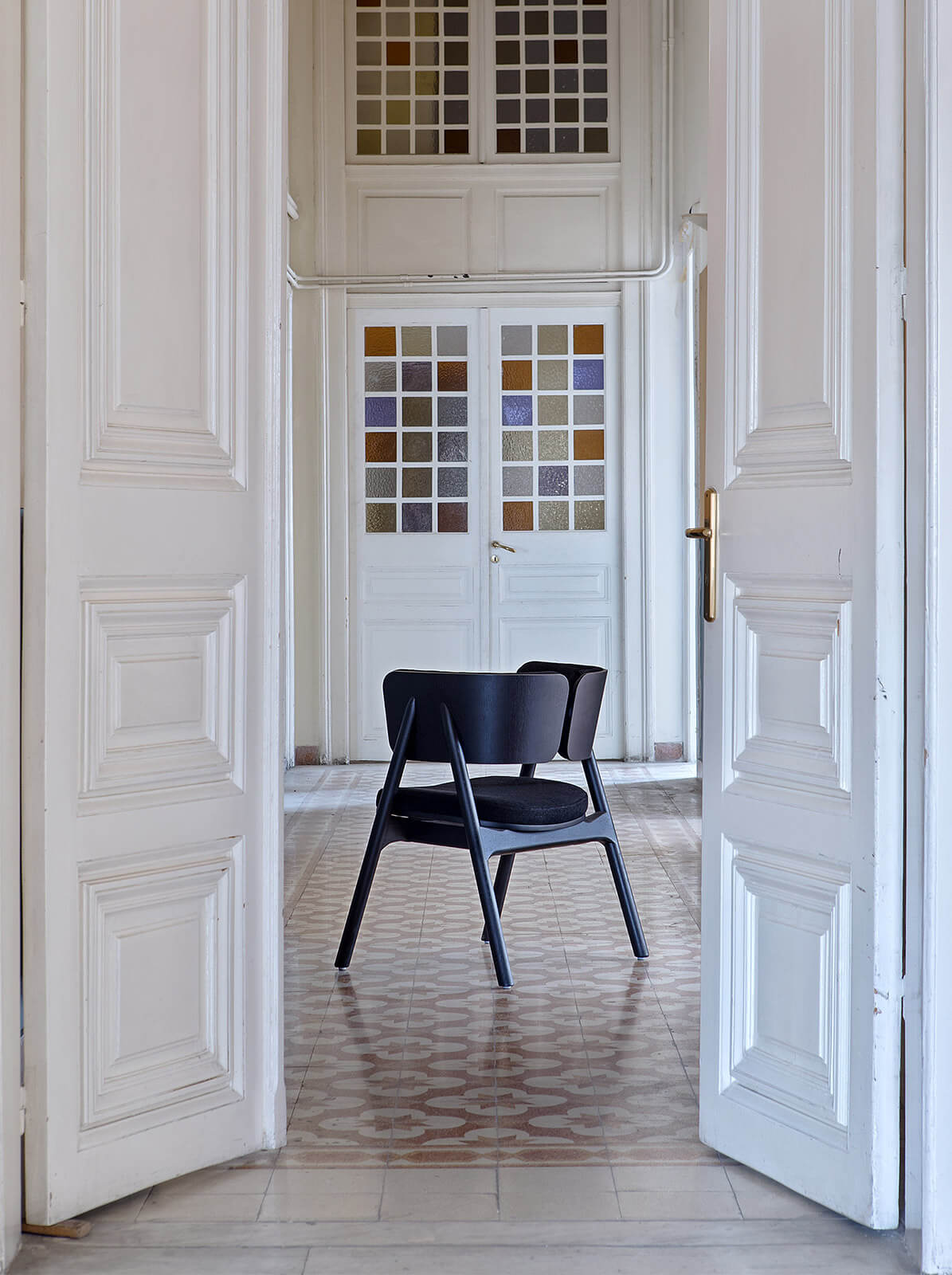 Wood-oo chair in total black