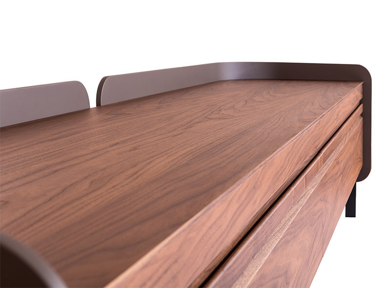 Detail of the fronts in walnut wood. al2